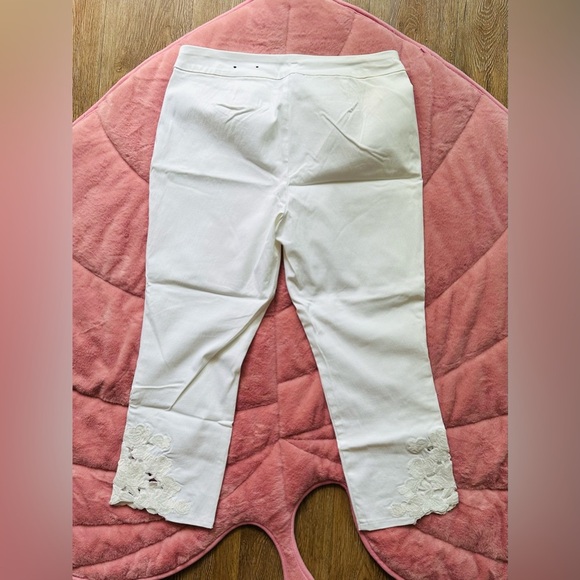 INC International’s Concept Women's White Cropped Pants - Picture 3 of 8